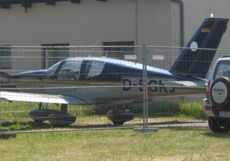 Flugzeug hinter Gittern