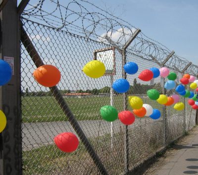 Luftballons am Zaun