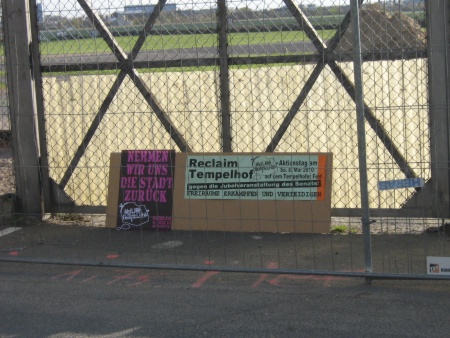 Infotafel Reclaim Tempelhof Tor Oderstr.