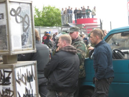 Vor dem geschlossenen Eingang Oderstrasse