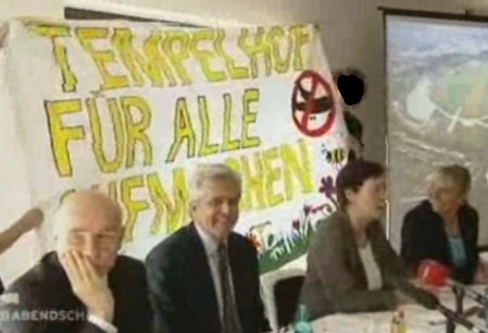 Protest bei Pressekonferenz