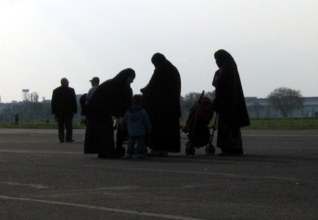 Schwarz vermummt auf THF