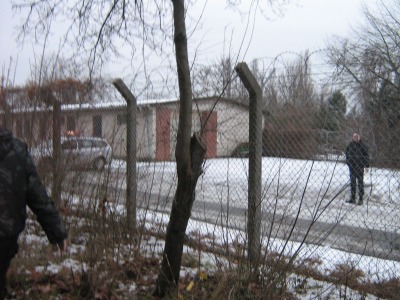 Wachschützer zu Fuss hinterm Zaun