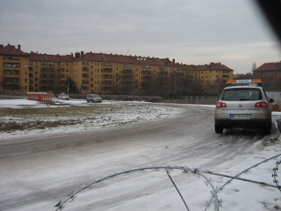 Wachschutz und Zivis auf dem Tempelhofer Feld