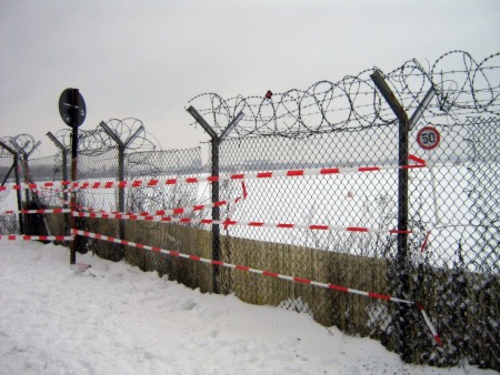 Zaun am Flughafen abgesperrt